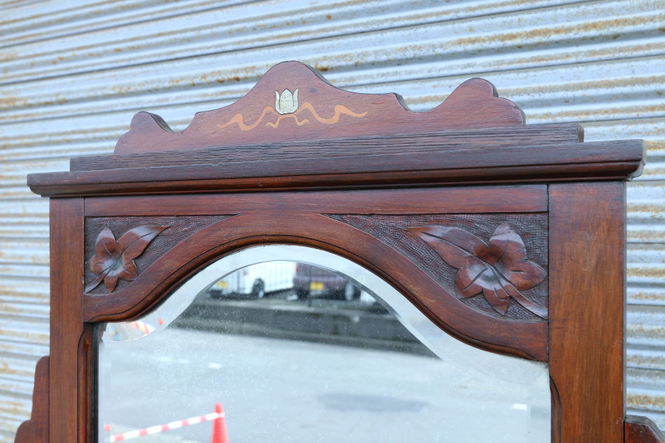 Art Nouveau Mirrored Back Mahogany Display Cabinet with Stained Glass Doors and Metal-Inlaidの画像