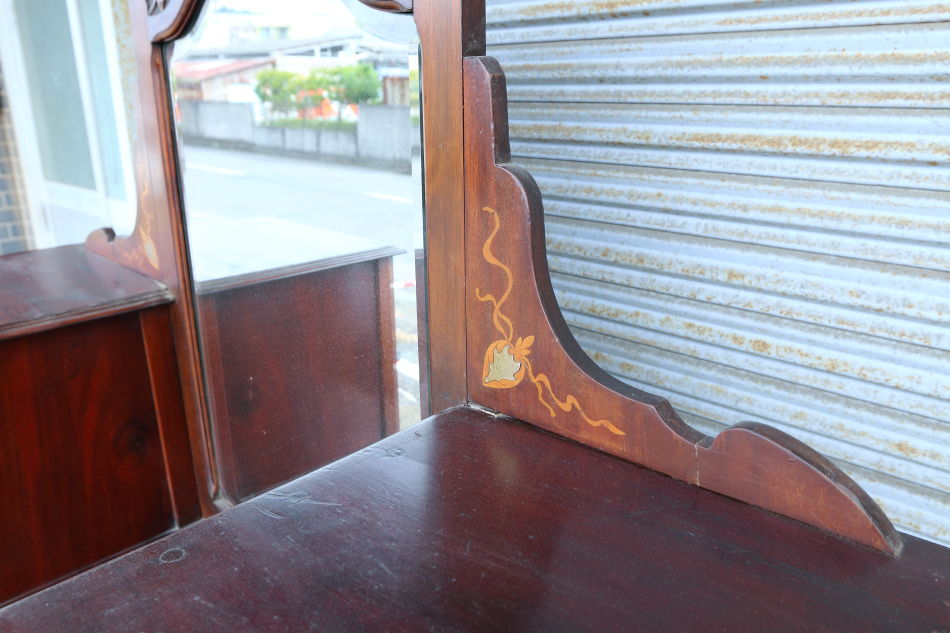 Art Nouveau Mirrored Back Mahogany Display Cabinet with Stained Glass Doors and Metal-Inlaidの画像