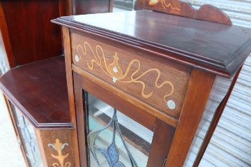 Art Nouveau Mirrored Back Mahogany Display Cabinet with Stained Glass Doors and Metal-Inlaidの画像