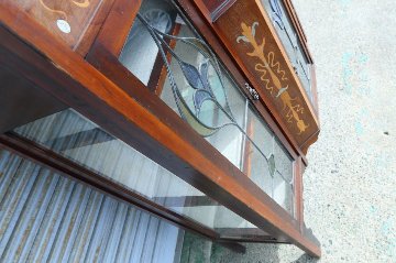 Art Nouveau Mirrored Back Mahogany Display Cabinet with Stained Glass Doors and Metal-Inlaidの画像