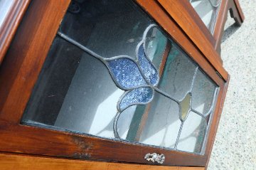 Art Nouveau Mirrored Back Mahogany Display Cabinet with Stained Glass Doors and Metal-Inlaidの画像