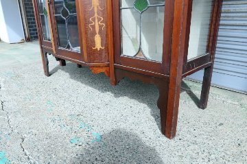 Art Nouveau Mirrored Back Mahogany Display Cabinet with Stained Glass Doors and Metal-Inlaidの画像