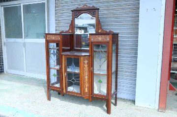 Art Nouveau Mirrored Back Mahogany Display Cabinet with Stained Glass Doors and Metal-Inlaidの画像