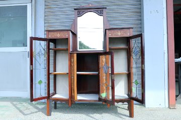 Art Nouveau Mirrored Back Mahogany Display Cabinet with Stained Glass Doors and Metal-Inlaidの画像