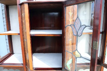 Art Nouveau Mirrored Back Mahogany Display Cabinet with Stained Glass Doors and Metal-Inlaidの画像