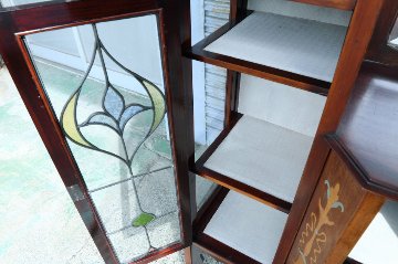 Art Nouveau Mirrored Back Mahogany Display Cabinet with Stained Glass Doors and Metal-Inlaidの画像