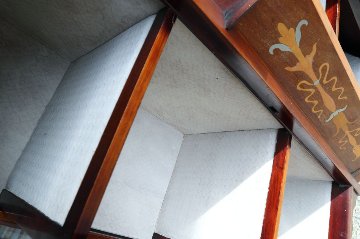Art Nouveau Mirrored Back Mahogany Display Cabinet with Stained Glass Doors and Metal-Inlaidの画像