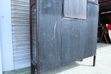 Art Nouveau Mirrored Back Mahogany Display Cabinet with Stained Glass Doors and Metal-Inlaidの画像