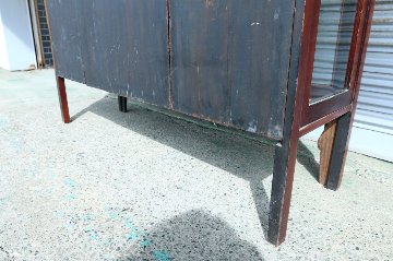 Art Nouveau Mirrored Back Mahogany Display Cabinet with Stained Glass Doors and Metal-Inlaidの画像