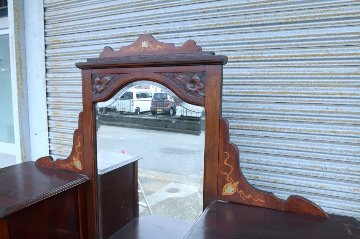 Art Nouveau Mirrored Back Mahogany Display Cabinet with Stained Glass Doors and Metal-Inlaidの画像