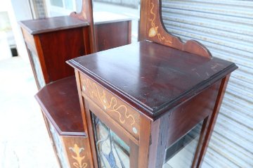 Art Nouveau Mirrored Back Mahogany Display Cabinet with Stained Glass Doors and Metal-Inlaidの画像