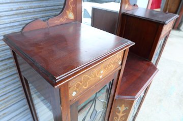 Art Nouveau Mirrored Back Mahogany Display Cabinet with Stained Glass Doors and Metal-Inlaidの画像