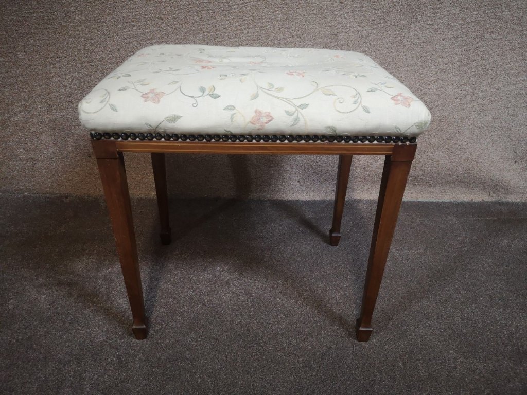 Mahogany stoolの画像