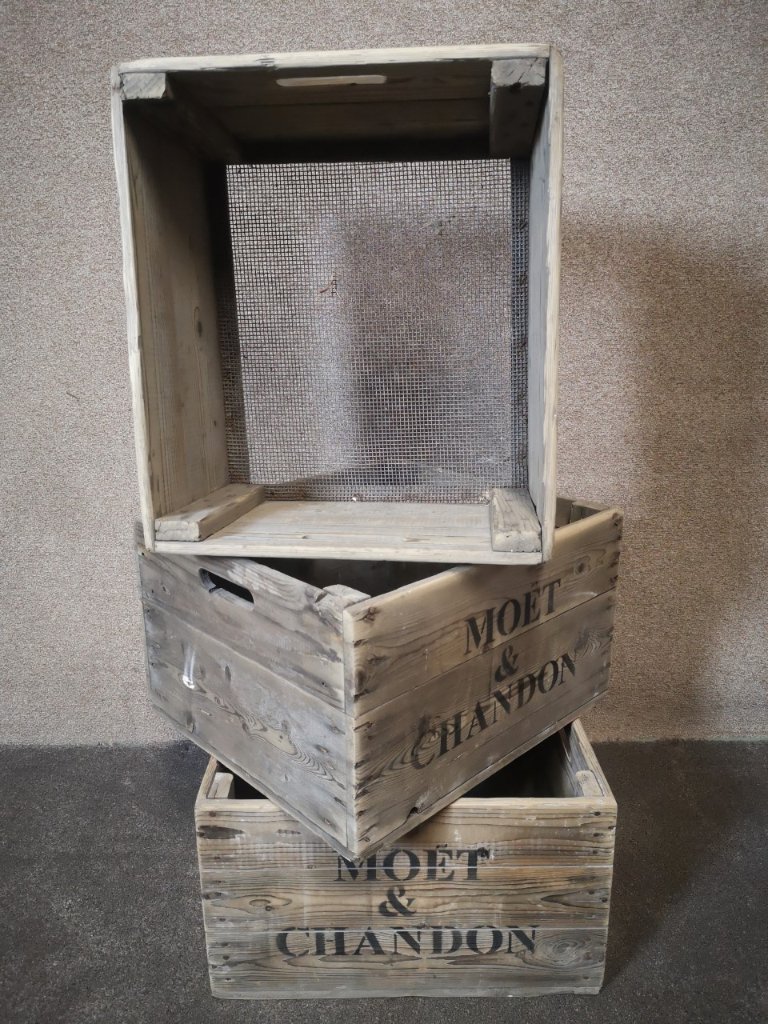 3 advertising cratesの画像