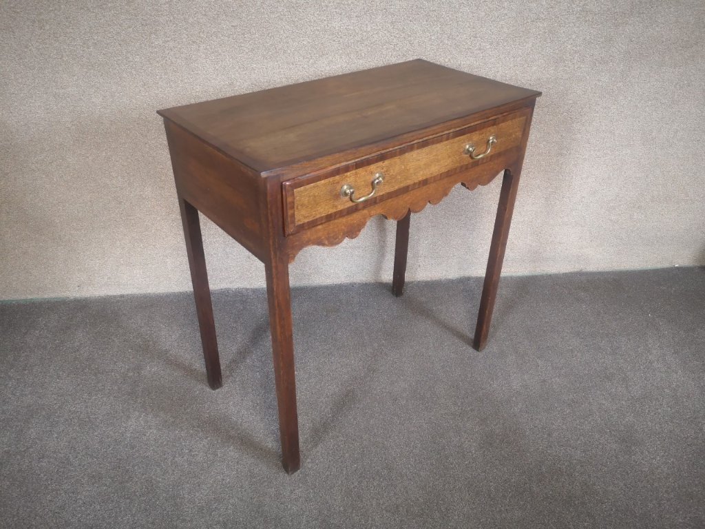 Period oak sidetableの画像