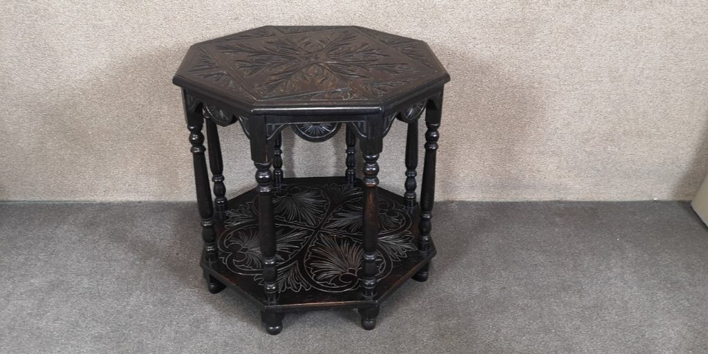 Carved oak centre tableの画像