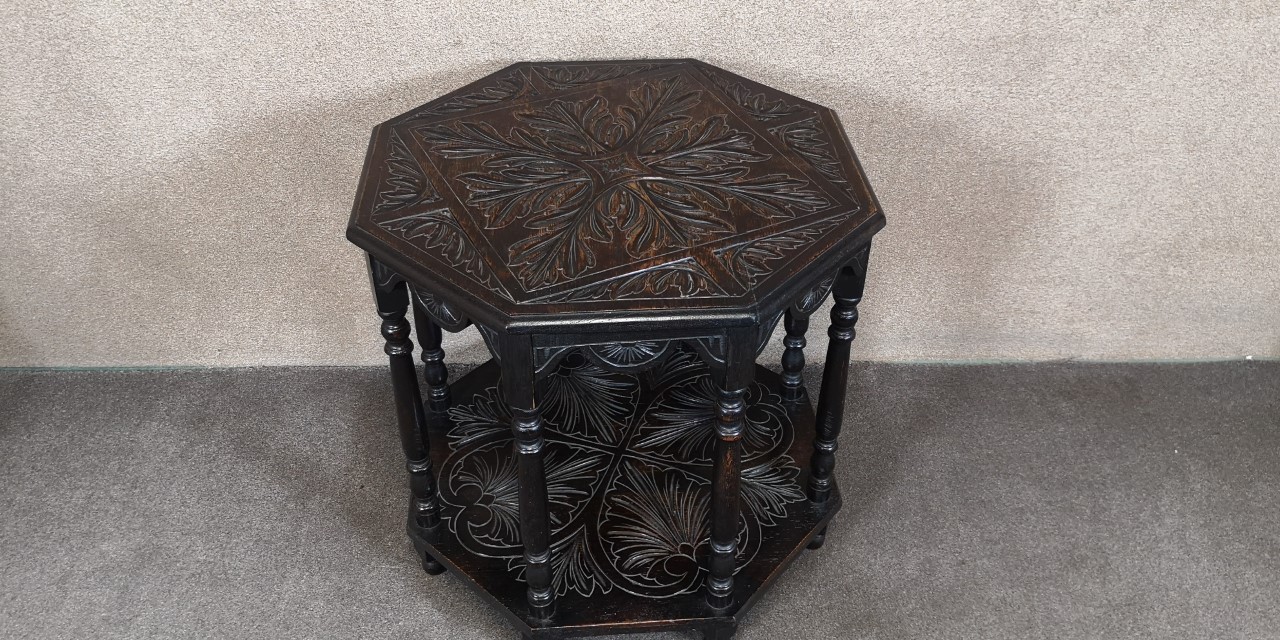 Carved oak centre table画像