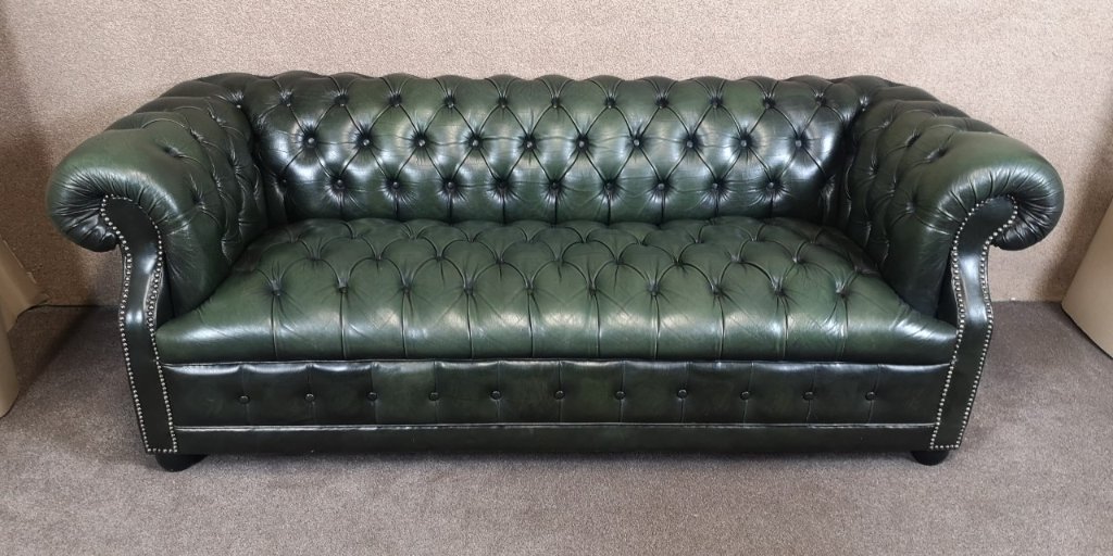 Chesterfield sofa and gents club chair(sofa)の画像