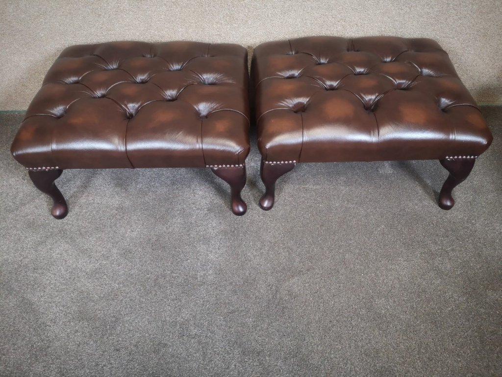 Pair of brown leather chairs with matching stools(stool)の画像