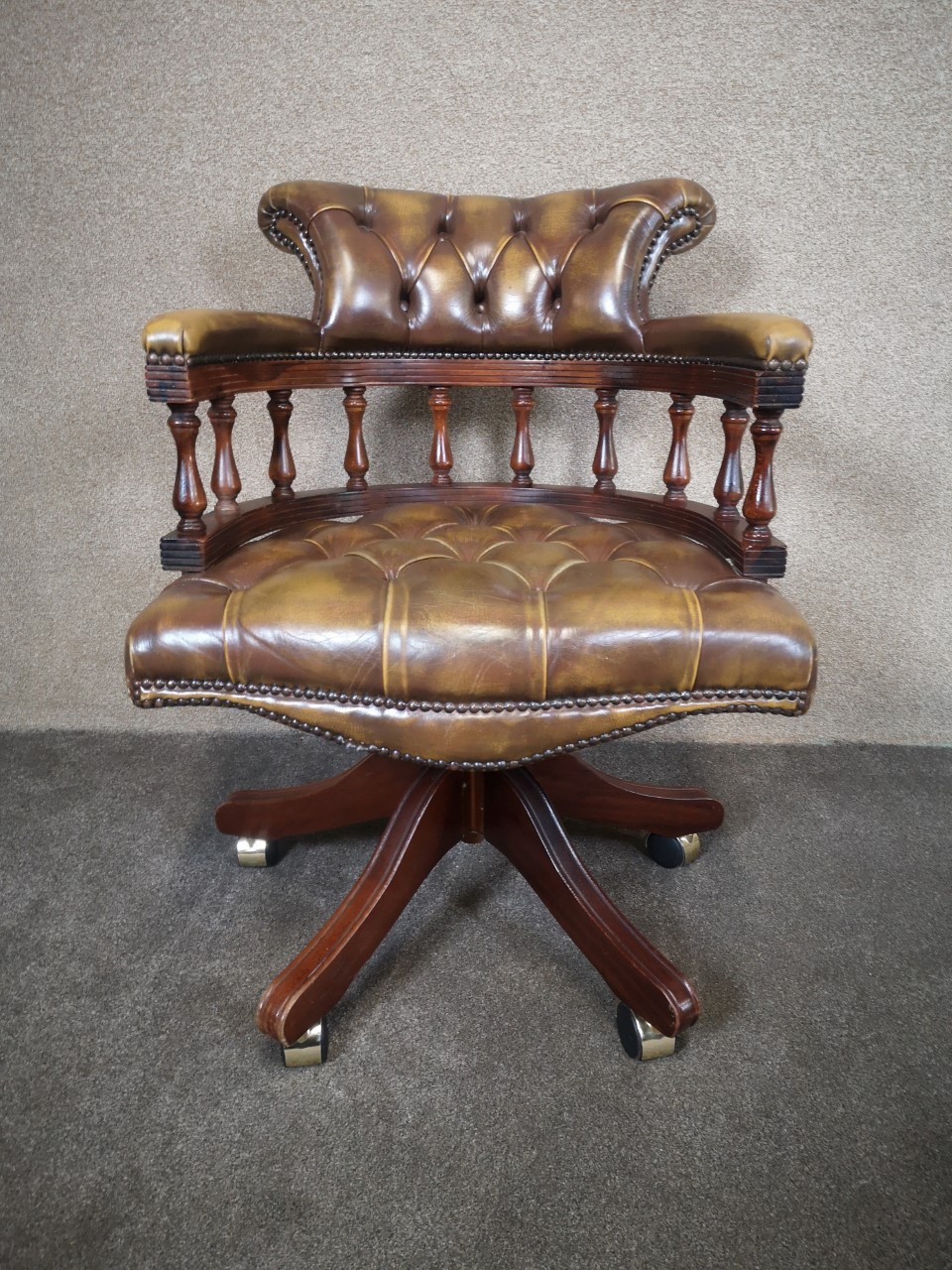 Brown leather Chesterfield office chair画像