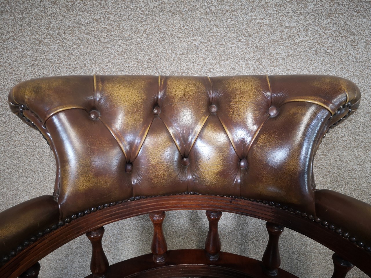 Brown leather Chesterfield office chair画像