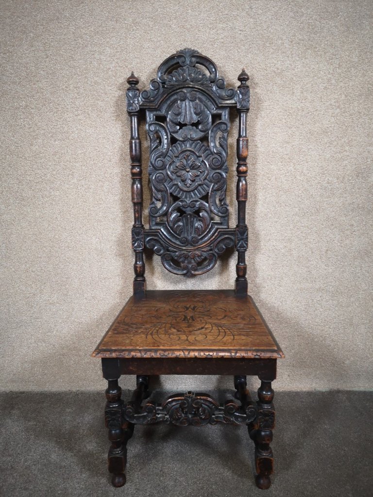 Carved oak chairの画像