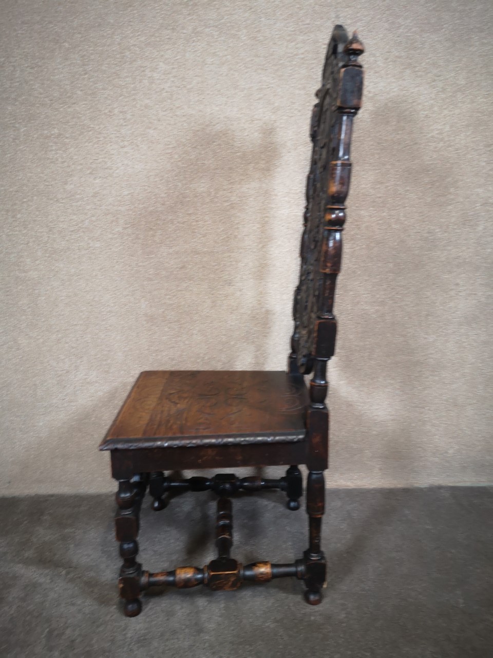 Carved oak chair画像