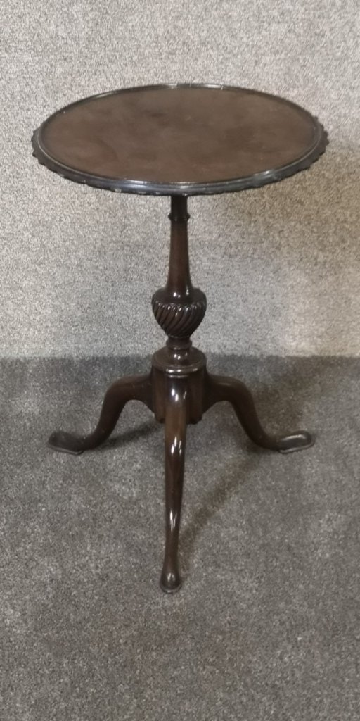 Small mahogany wine tableの画像