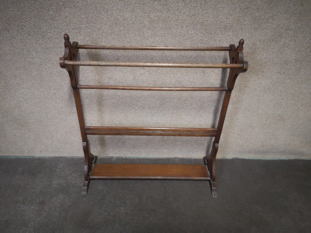 Oak towel railの画像