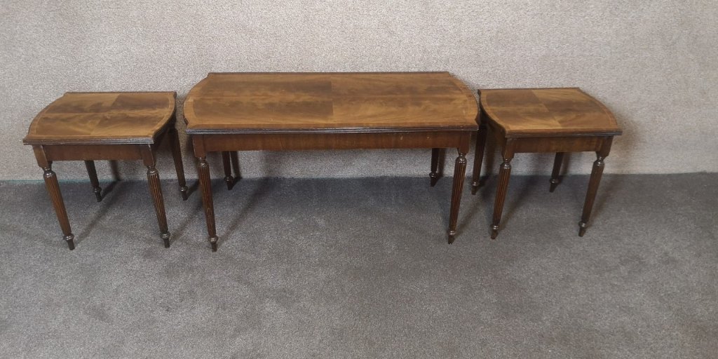 Mahogany nest of tablesの画像