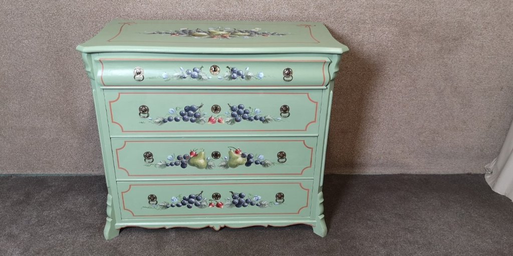 Green painted chestの画像