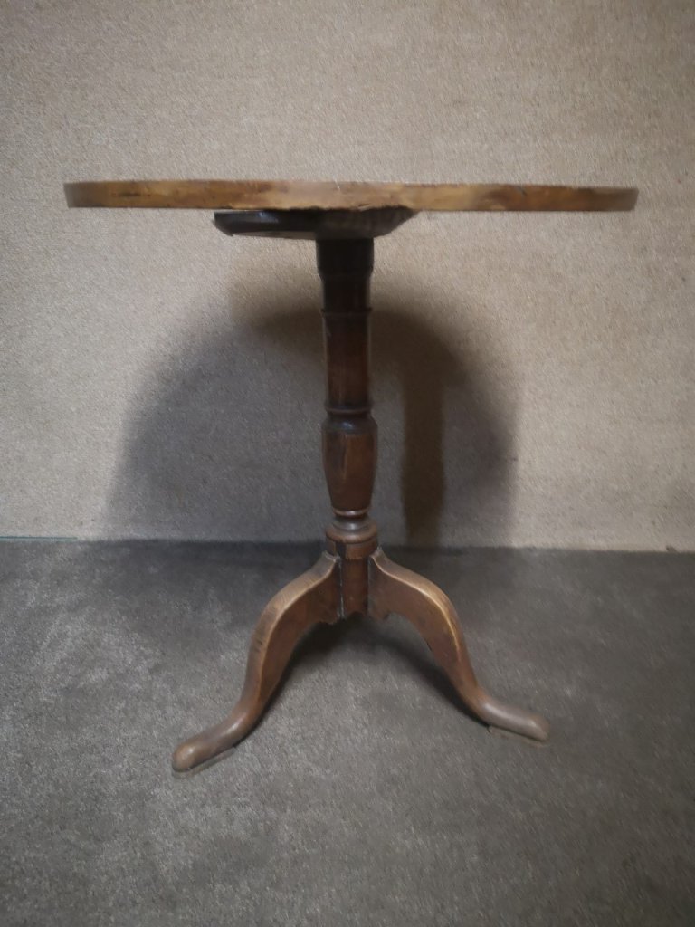 Oak tripod tableの画像