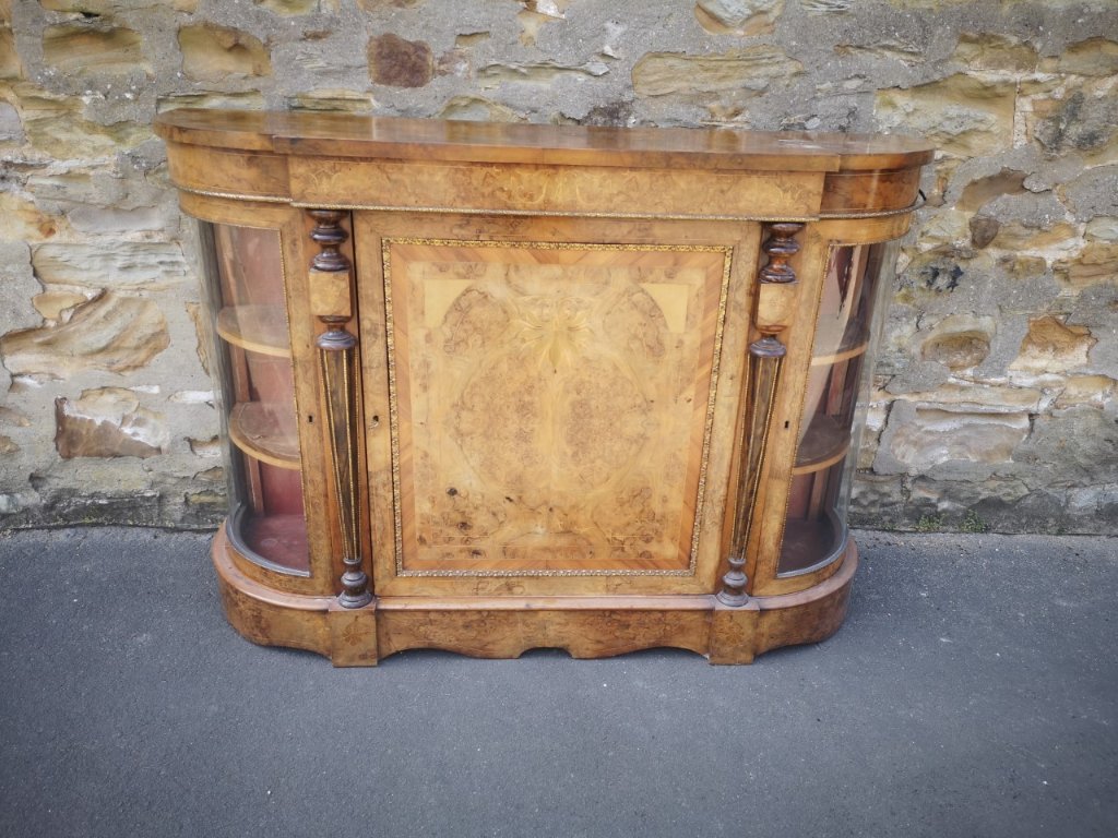 Inlaid walnut credenzaの画像