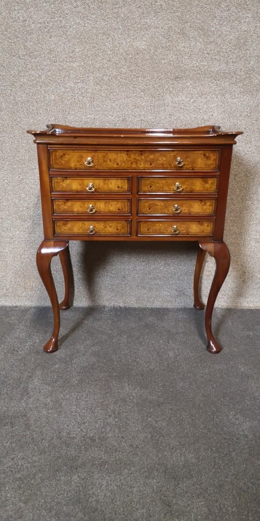 Walnut chest of drawersの画像
