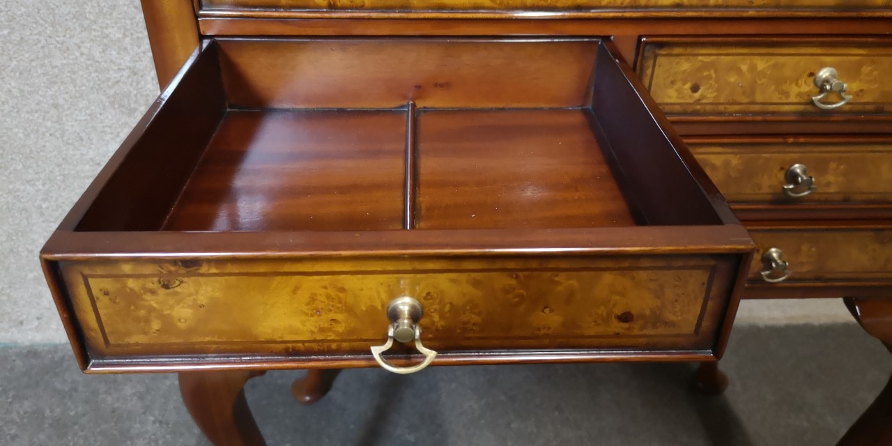 Walnut chest of drawers画像