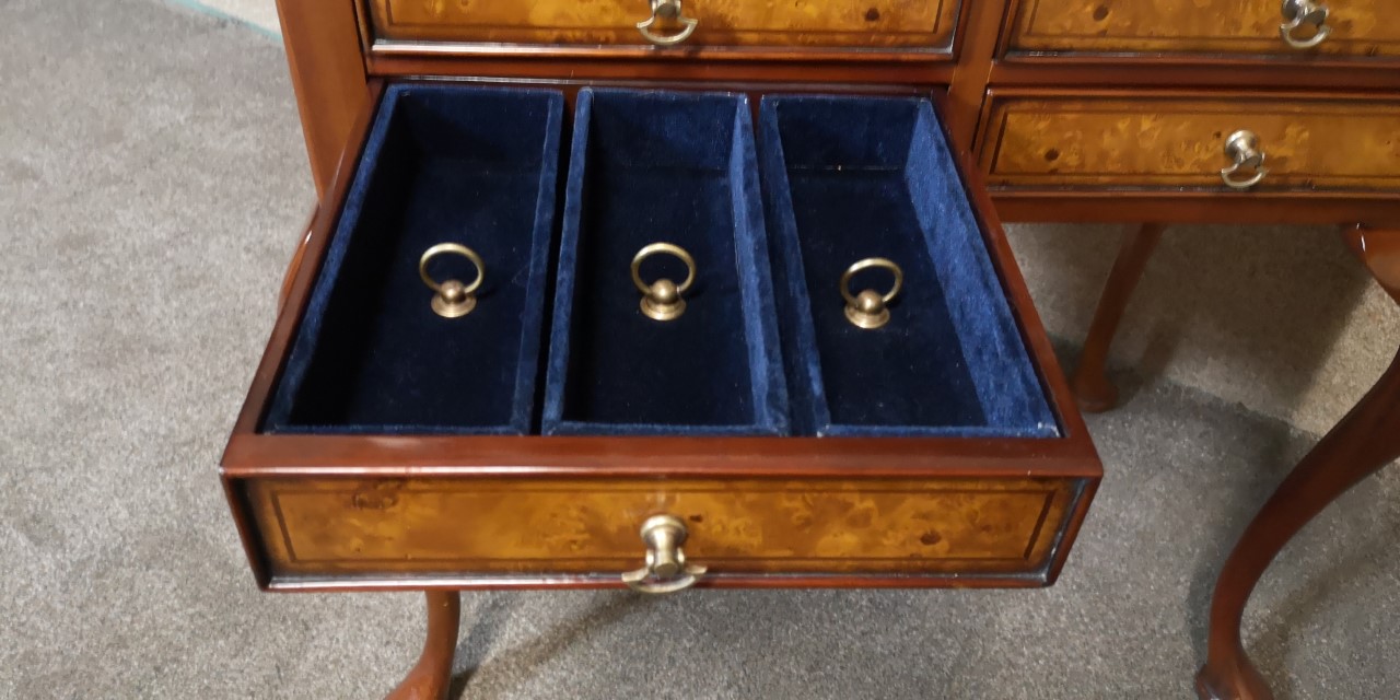 Walnut chest of drawers画像