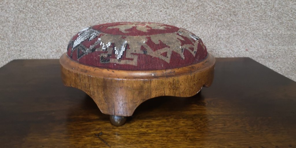 Walnut stoolの画像