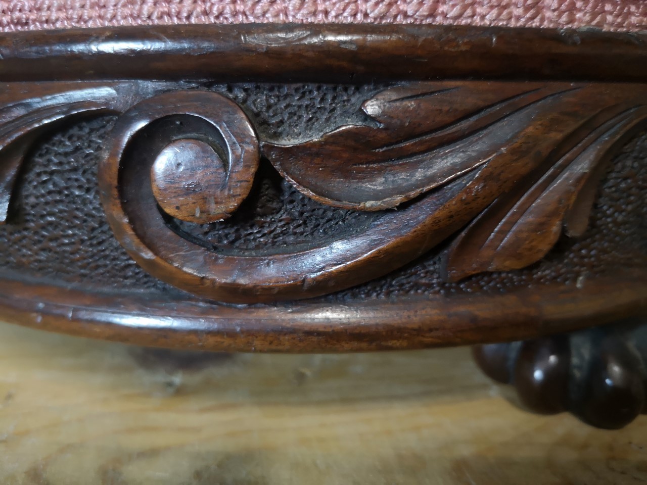 Carved mahogany stool画像