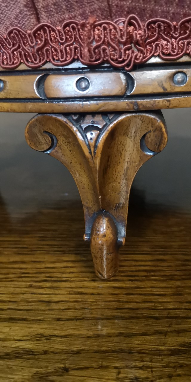 Circular walnut cabriole leg stool画像