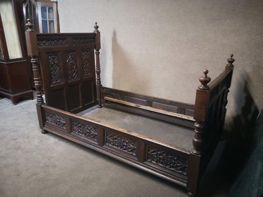 Pair of carved oak bedsの画像