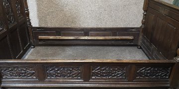Pair of carved oak beds画像