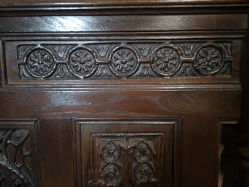 Pair of carved oak beds画像