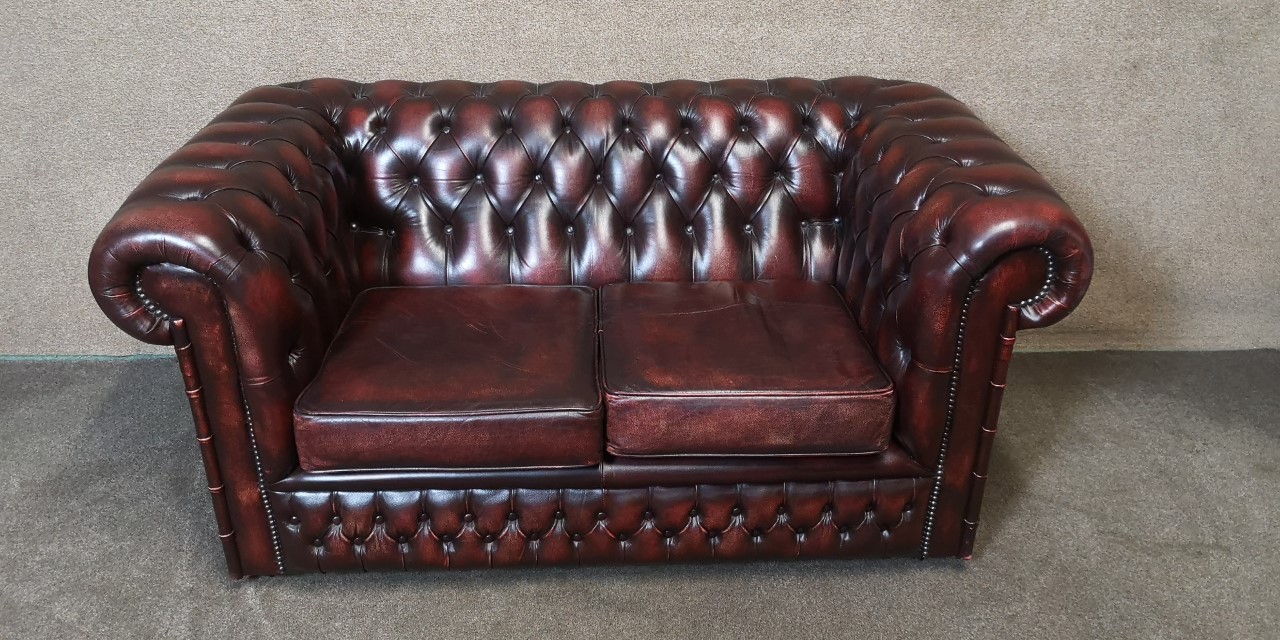 Chesterfield suite  3) Pair of two seater sofas画像