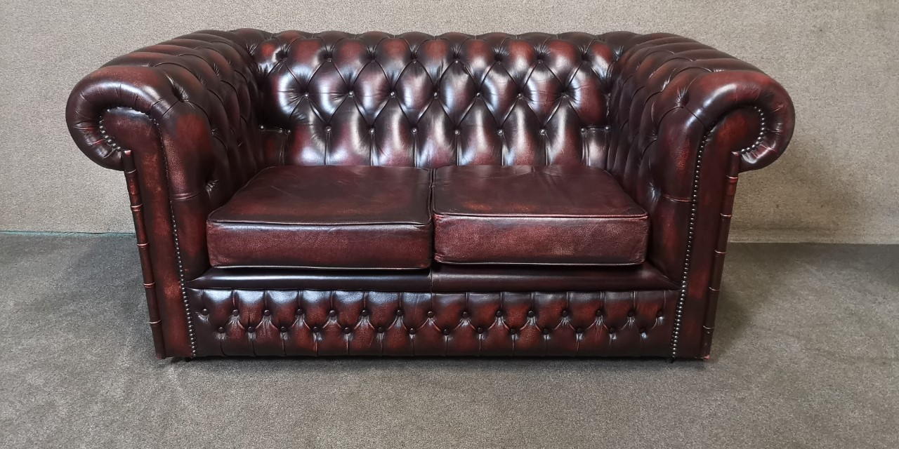 Chesterfield suite  3) Pair of two seater sofas画像