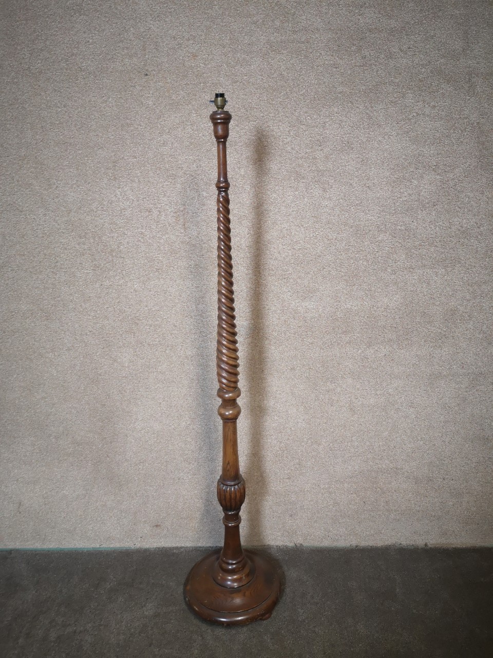 Oak twisted column standard lamp画像