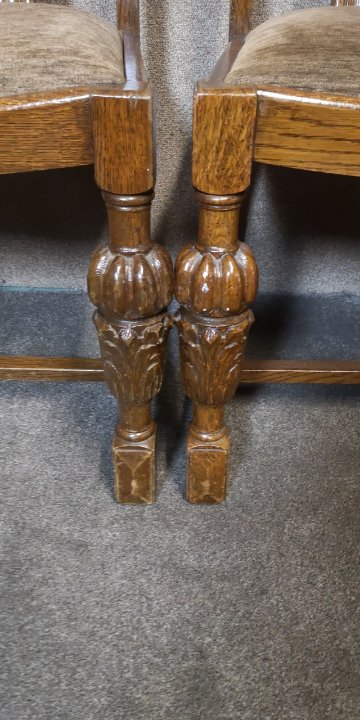 Oak table and 4 chairs画像