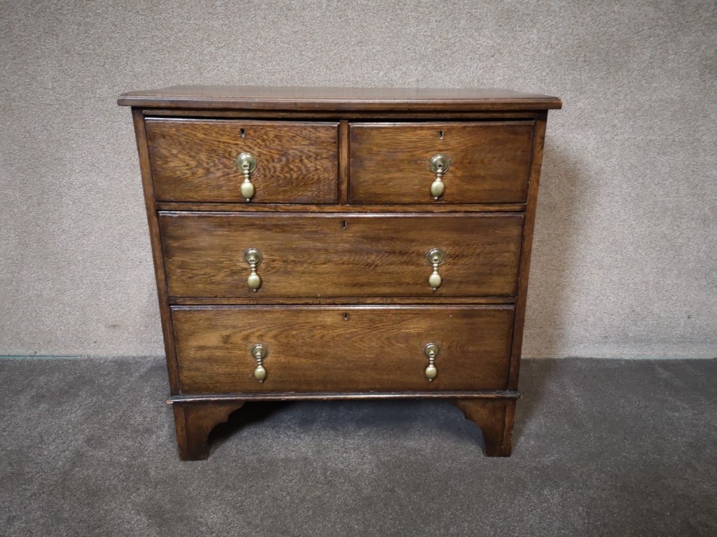 Solid oak chestの画像