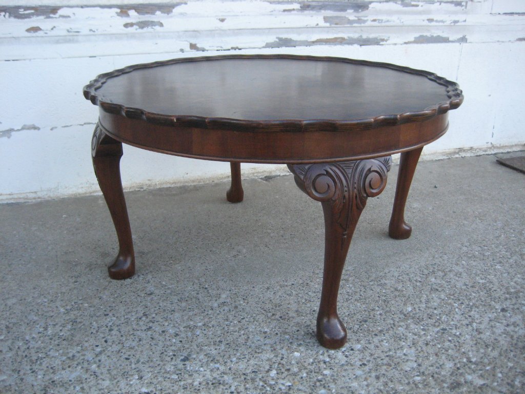 Queen Anne Walnut Coffee Tableの画像