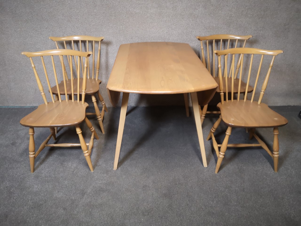 Ercol table and 4 chairs画像
