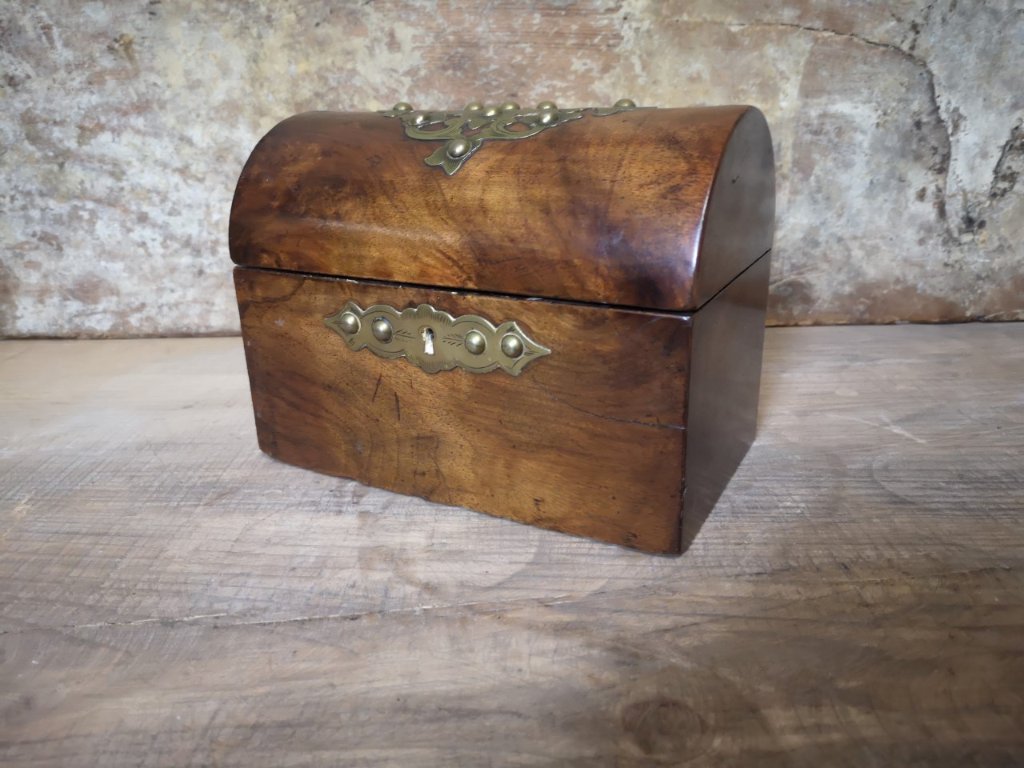 Walnut domed top boxの画像